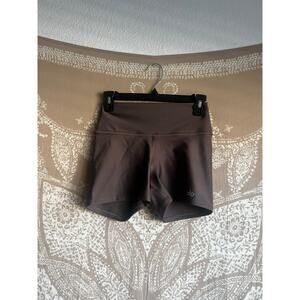 Alo Yoga 3” Biker Shorts in Brown